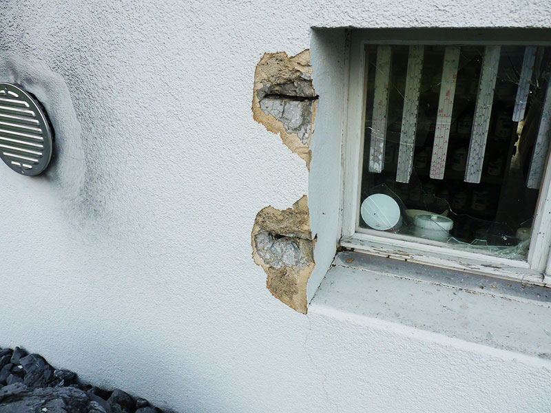 Einbruchspuren, weggerissene Fenstergitter und zersplittertes Fenster